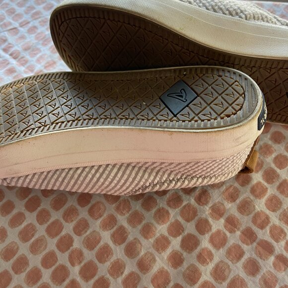 Size  8 adorable Sperrys - Picture 4 of 4